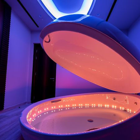 فندق أدامز بيتش أيا نابا المظهر الخارجي الصورة A floatation tank