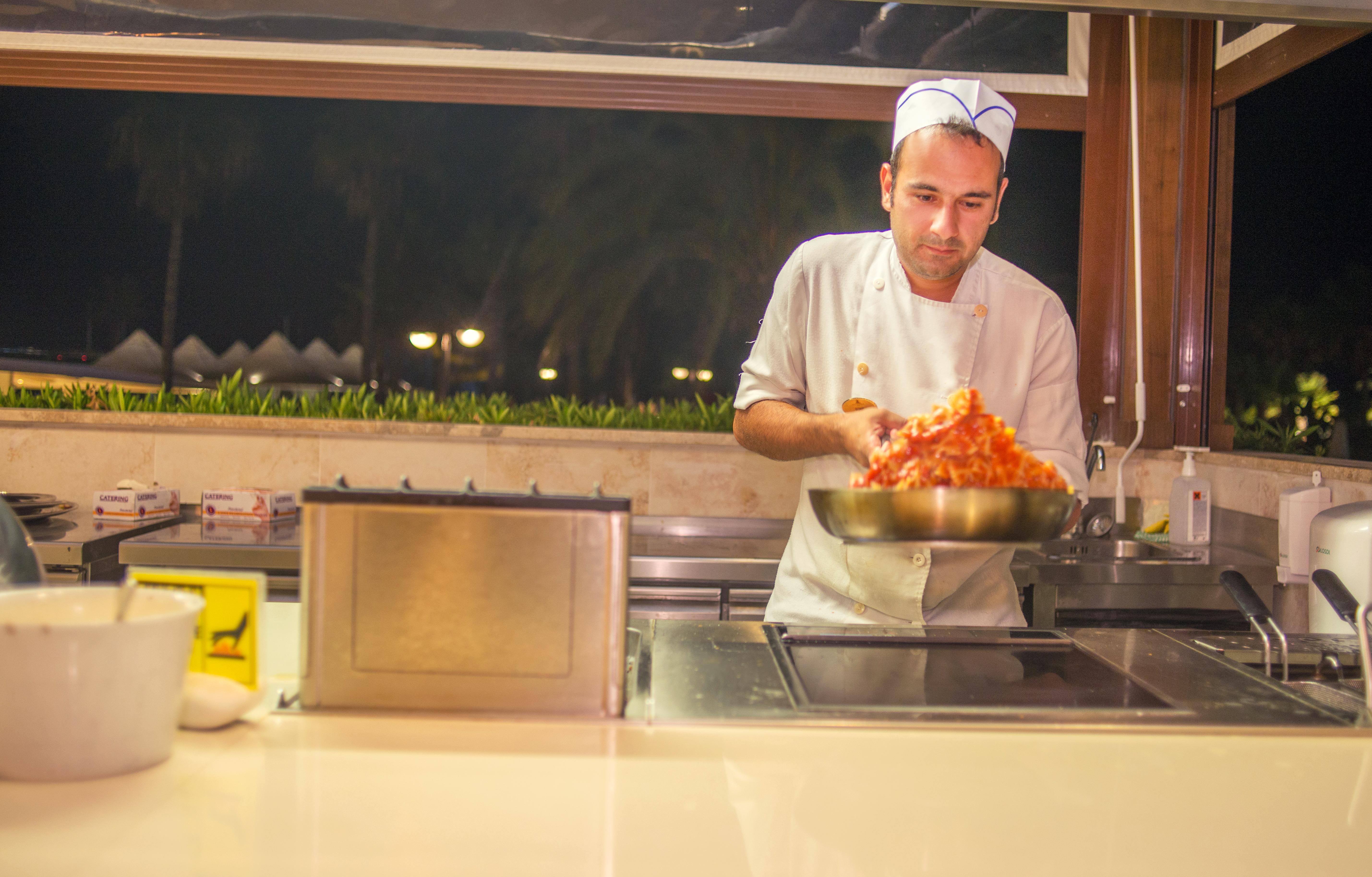 فندق أدامز بيتش أيا نابا المظهر الخارجي الصورة A chef cooking