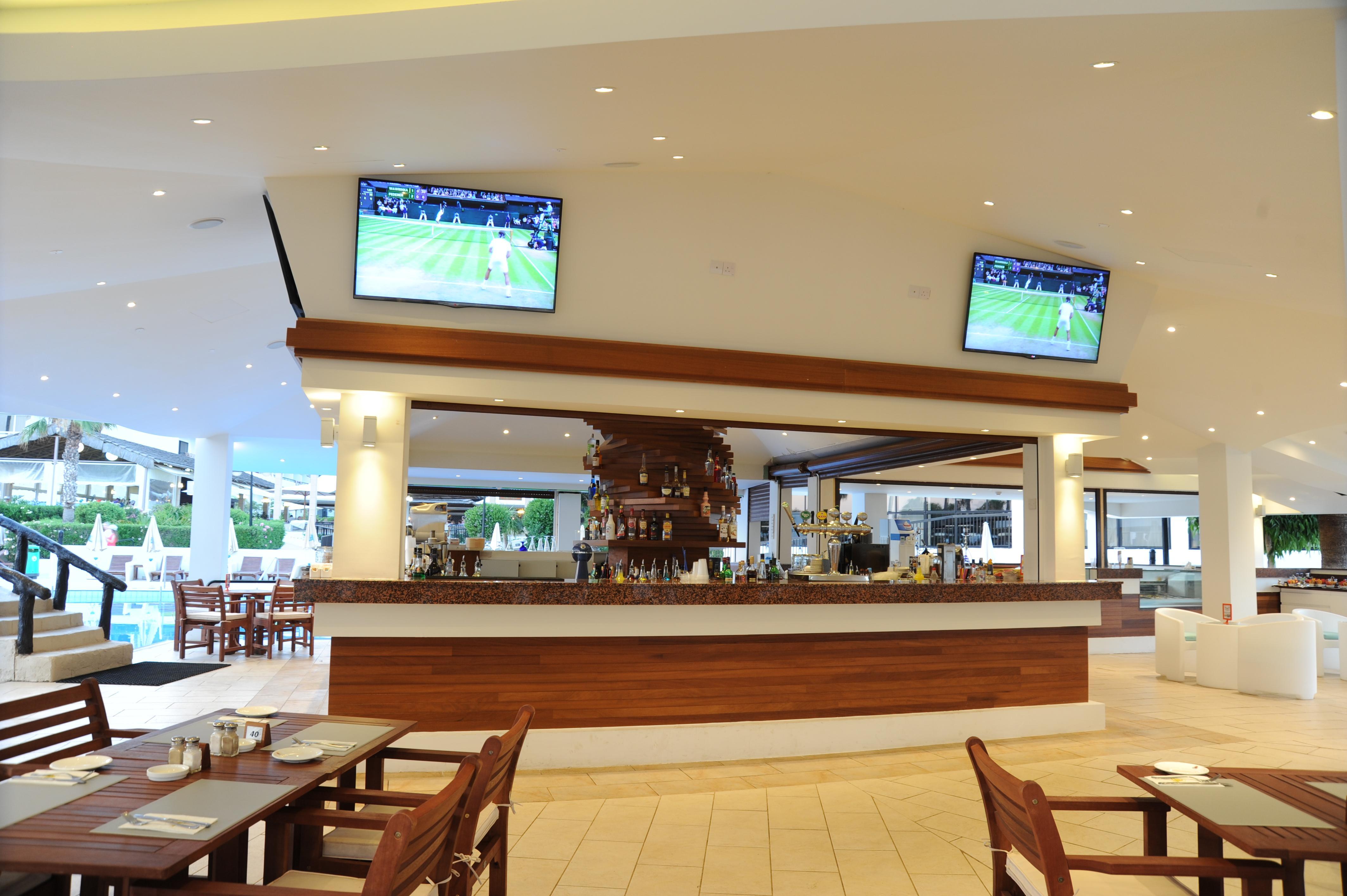 فندق أدامز بيتش أيا نابا المظهر الخارجي الصورة The bar at the clubhouse