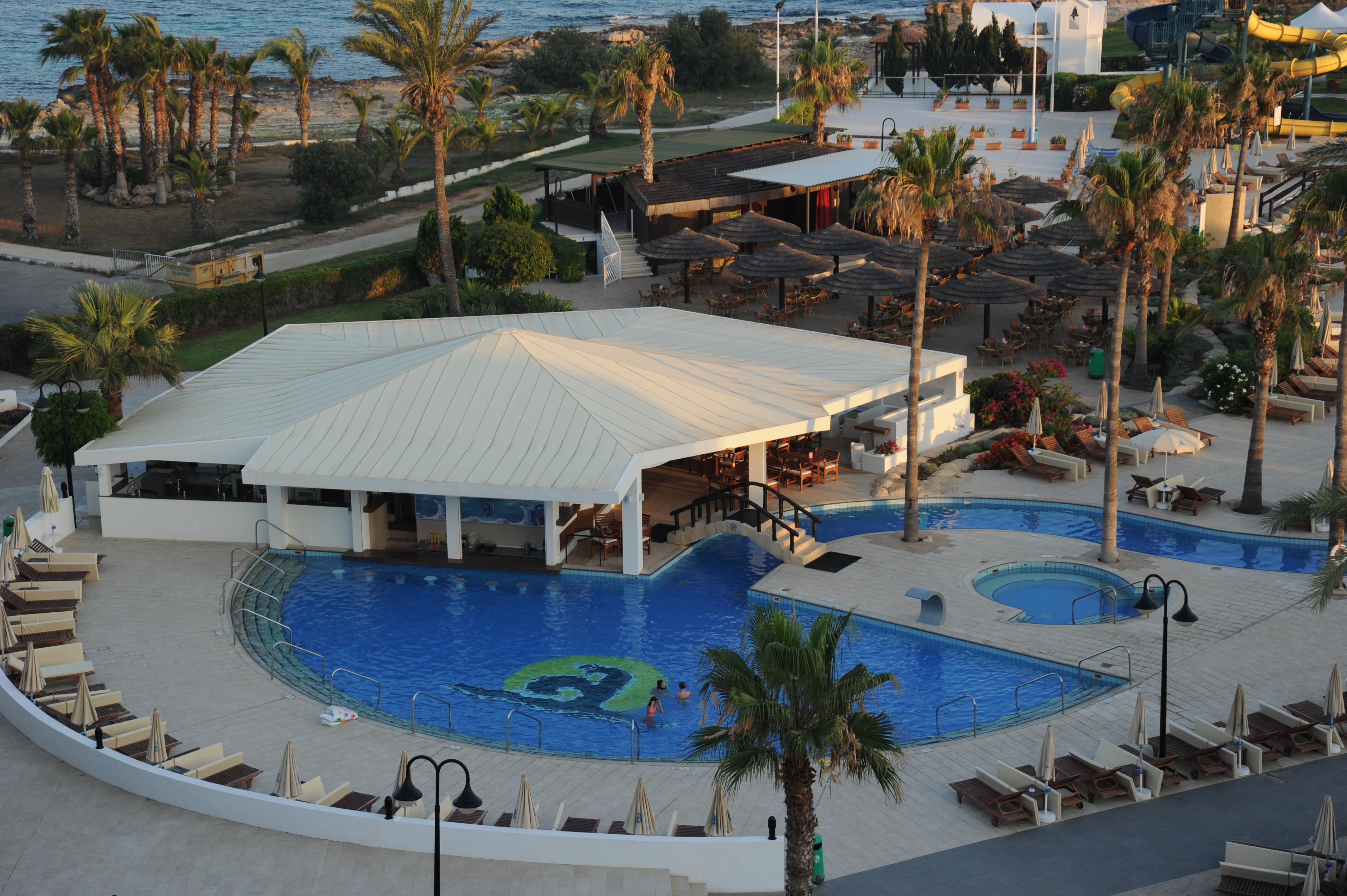 فندق أدامز بيتش أيا نابا المظهر الخارجي الصورة A swimming pool at a hotel in Cyprus