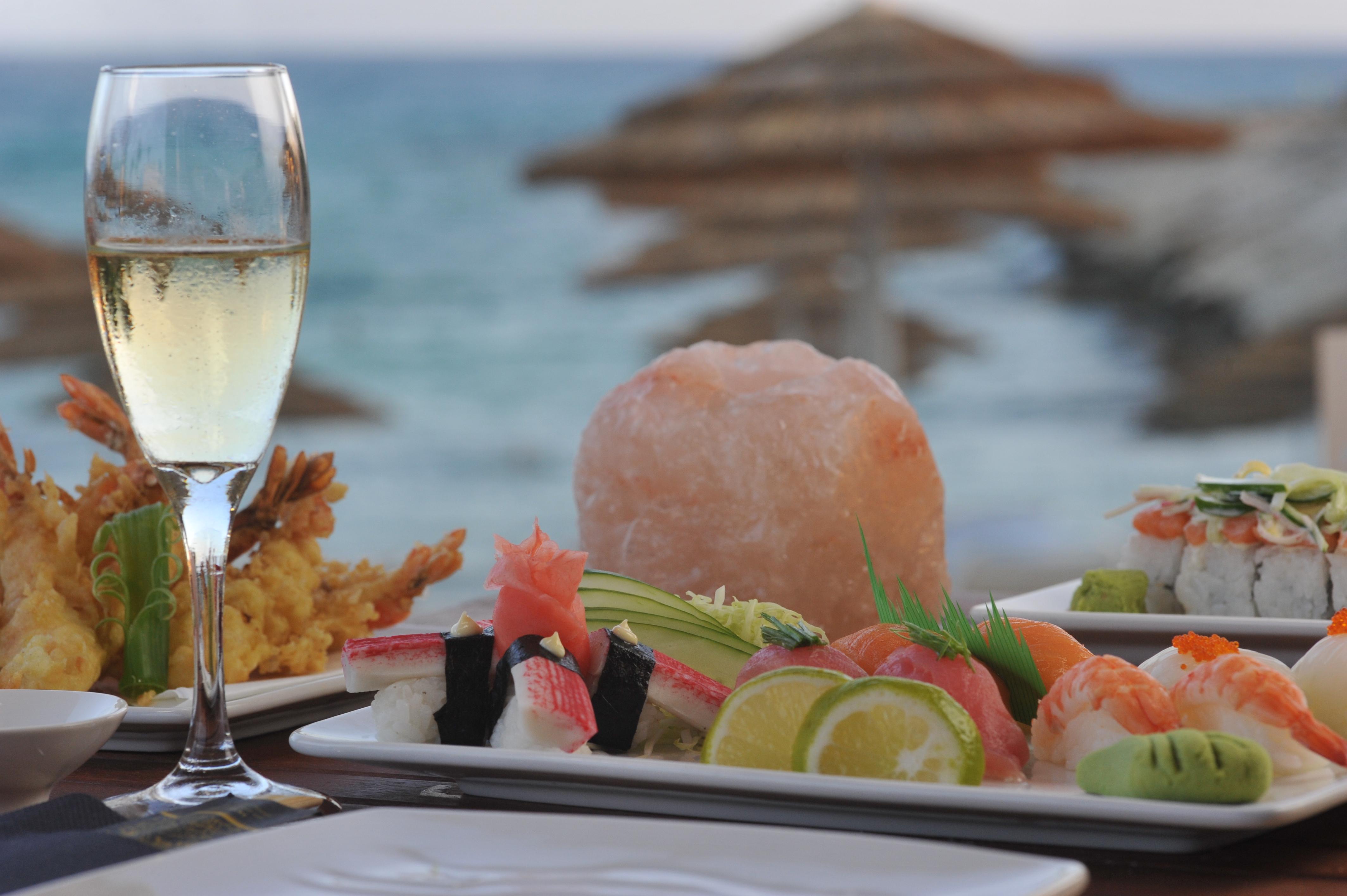 فندق أدامز بيتش أيا نابا المظهر الخارجي الصورة A glass of Cava with a plate of tapas