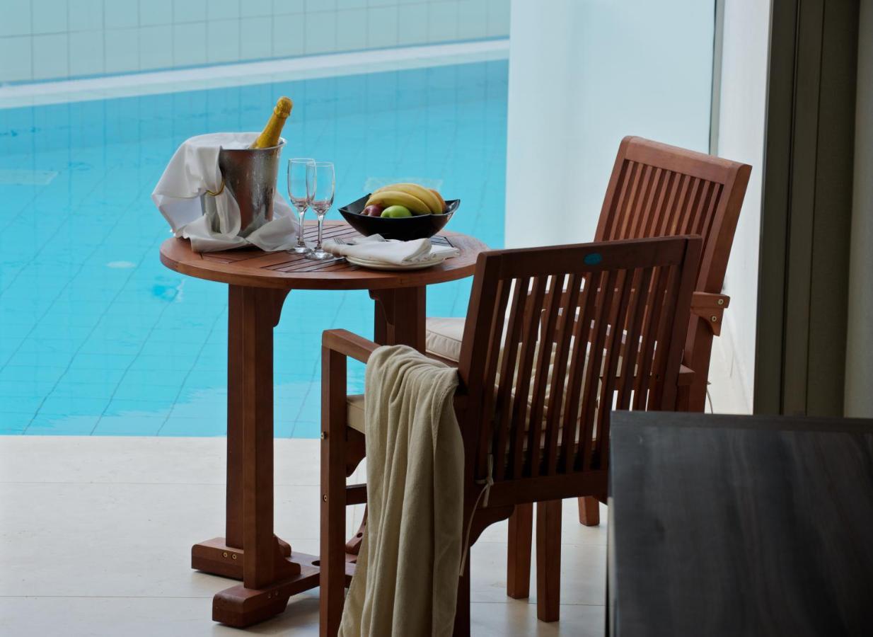 فندق أدامز بيتش أيا نابا المظهر الخارجي الصورة A poolside table