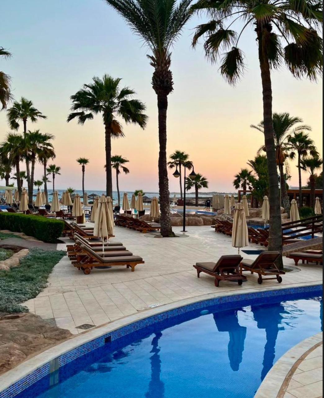 فندق أدامز بيتش أيا نابا المظهر الخارجي الصورة Sunset at the beach