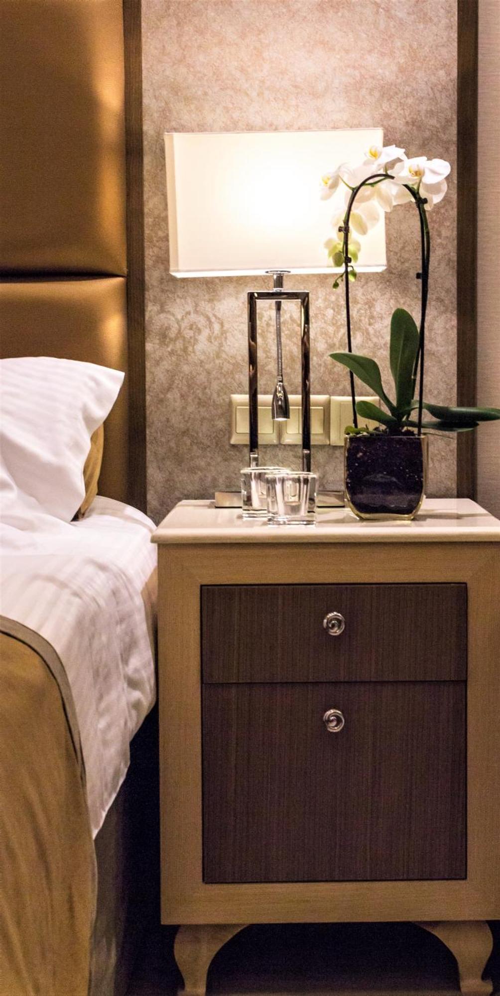 فندق أدامز بيتش أيا نابا المظهر الخارجي الصورة A nightstand