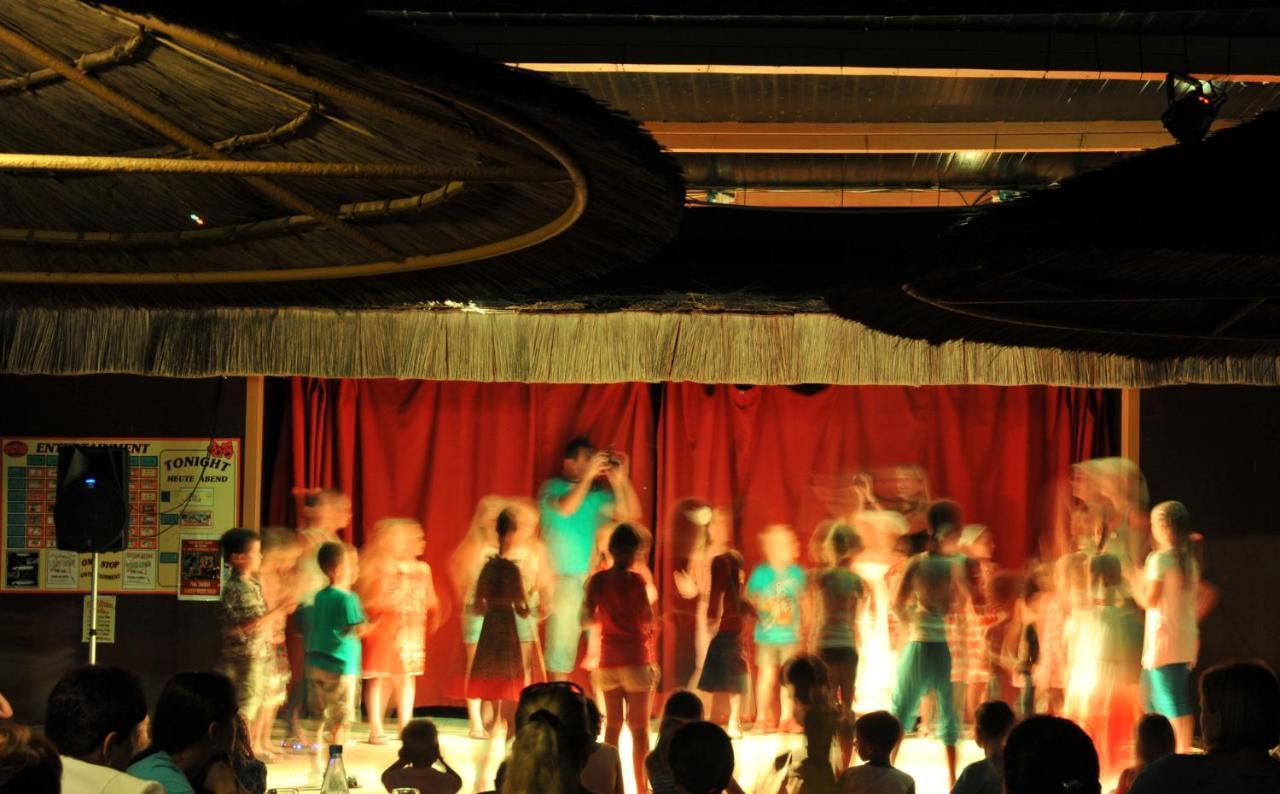 فندق أدامز بيتش أيا نابا المظهر الخارجي الصورة A dance class at a hotel in Antalya, Turkey